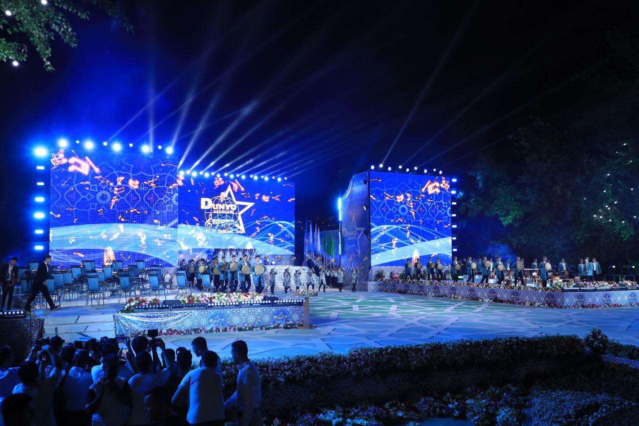 Moskva fohishalarining fotosuratlari, qora va mulatto ayollarning profillari