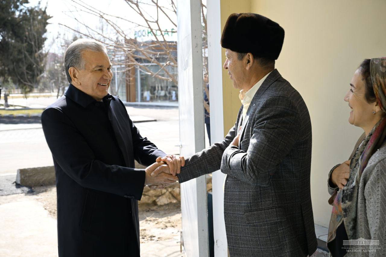 Президент Бухоро туманидаги маҳаллада бўлди