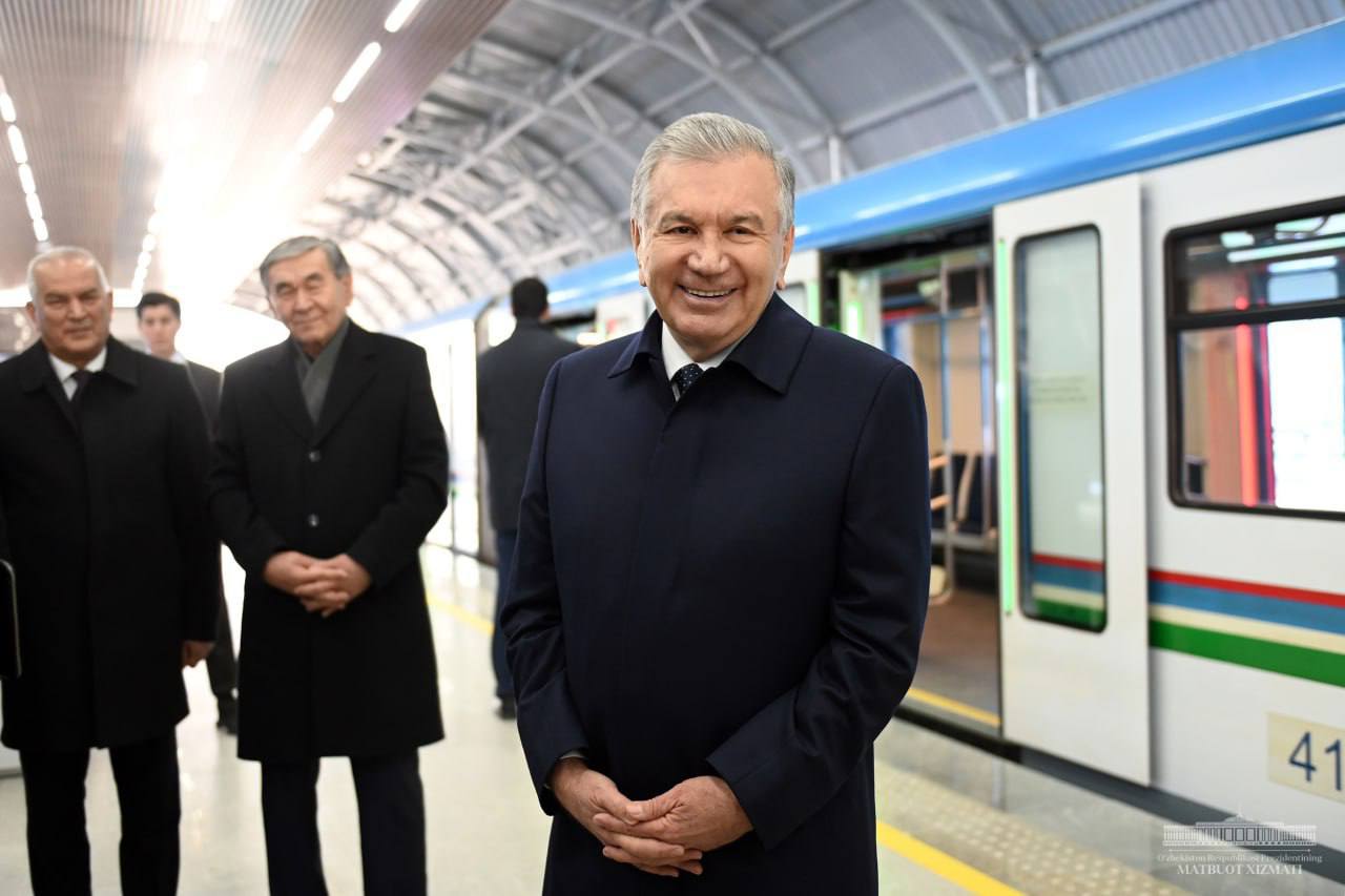 President Shavkat Mirziyoyev becomes acquainted with construction activities in Tashkent Metro