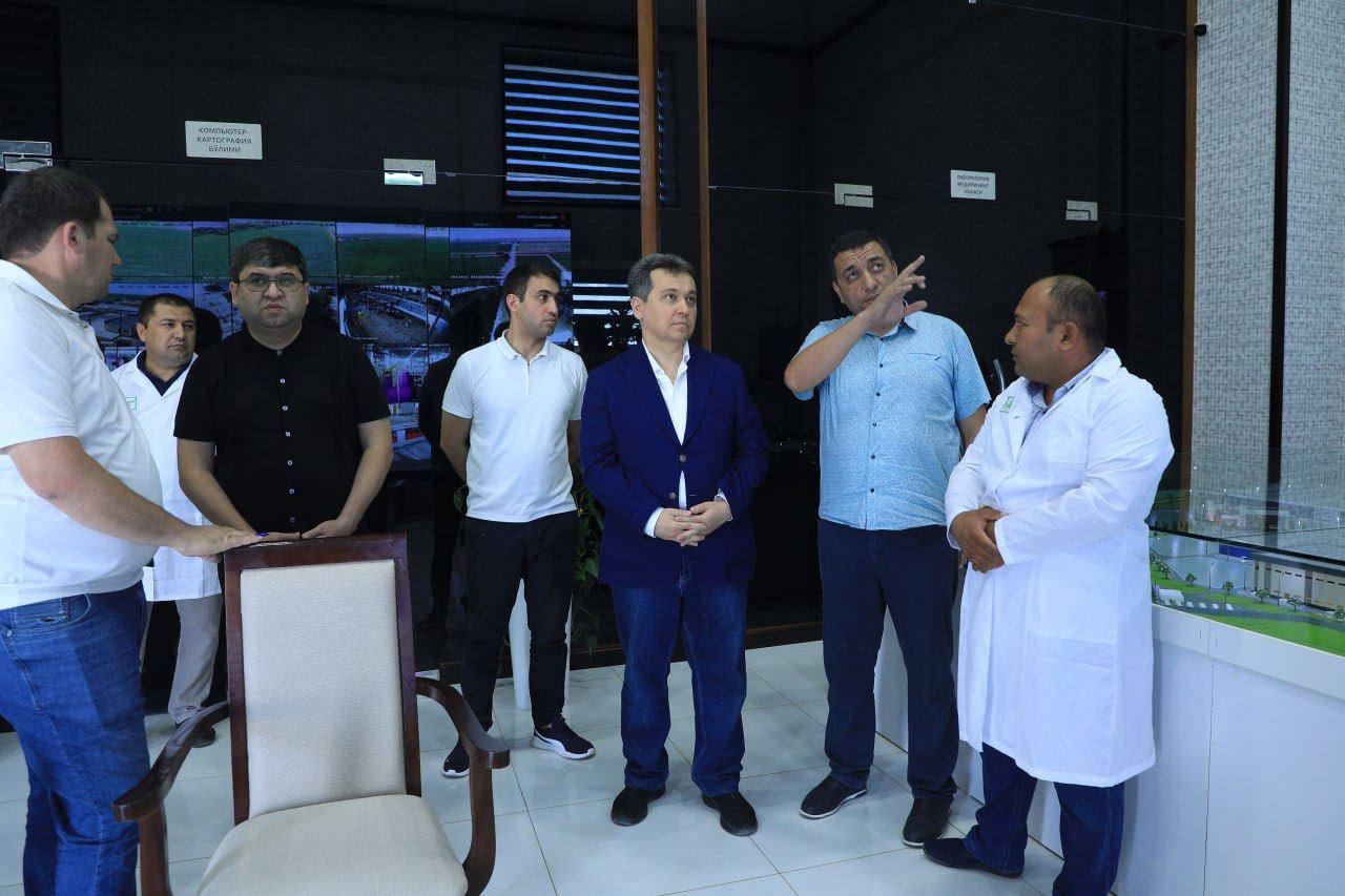 Вазир қишлоқ хўжалигини рақамлаштиришга алоҳида эътибор қаратаётган агрокластердаги имкониятлар билан танишди